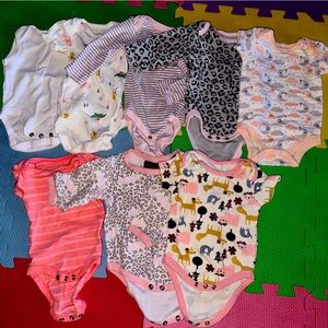 8 short and long sleeve newborn size onesies. Barely or unused.